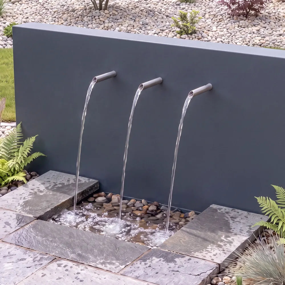 Aluminium-Teichwand mit Rohr-Wasserausläufen aus Edelstahl als moderner Gartenbrunnen aus Metall.