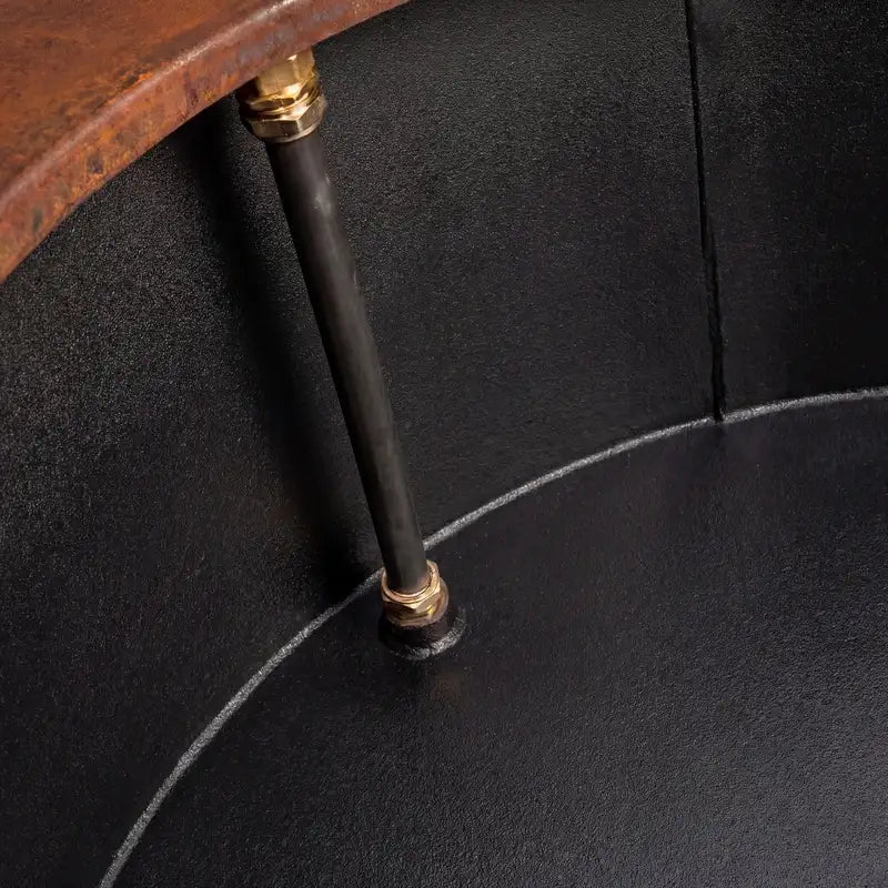 Detailbild eines innenliegenden Überlaufrohrs für ein Teich aus Cortenstahl.
