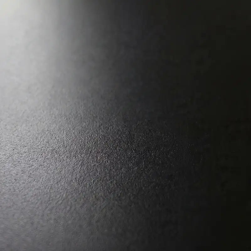 Detailbild einer schwarzen Polyurea-Innenbeschichtung für ein Teichbecken aus Edelstahl.