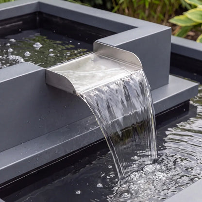 Kaskadenbrunnen aus Aluminium mit Edelstahl-Wasserauslauf und mehrstufigen Metall-Wasserbecken.