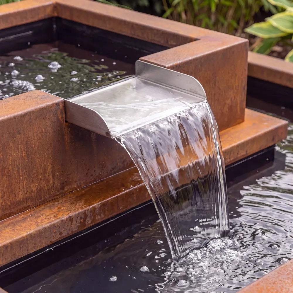 Kaskadenbrunnen aus Cortenstahl mit Edelstahl-Wasserauslauf und mehrstufigen Metall-Wasserbecken.