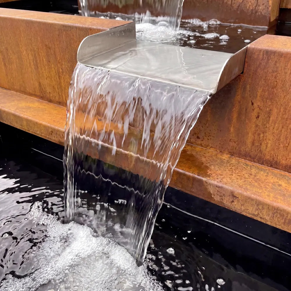 Kaskadenbrunnen Vela mit Wasserfall • Cortenstahl