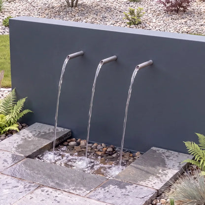 Aluminium-Teichwand mit Rohr-Wasserausläufen aus Edelstahl als moderner Gartenbrunnen aus Metall.