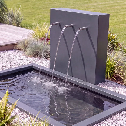 Metall-Wasserspiel mit einer Teichwand und Einlauf-Rohren mit einem im Boden versenktem GFK-Teichbecken.