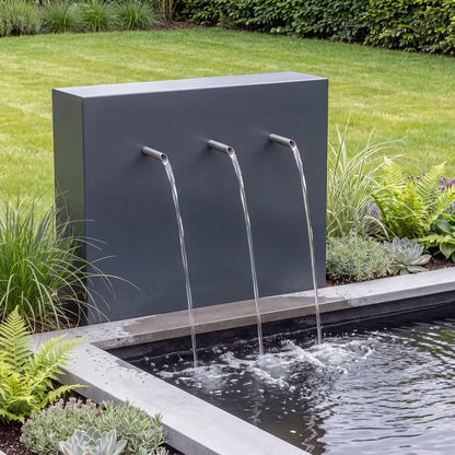Teichwand mit Wasserausläufen aus Aluminium an einem Gartenteich in einem modernen deutschen Garten.