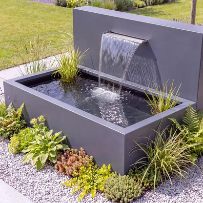 Hochteich aus Aluminium mit freistehender Teichwand und Wasserfall in einem modernen Garten.
