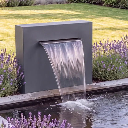 Teichwand aus Aluminium mit Wasserfall an einem einem Teichbecken 