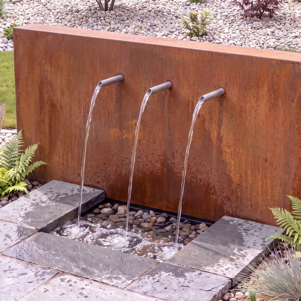 Cortenstahl-Teichwand mit Rohr-Wasserausläufen aus Edelstahl als moderner Gartenbrunnen aus Metall.