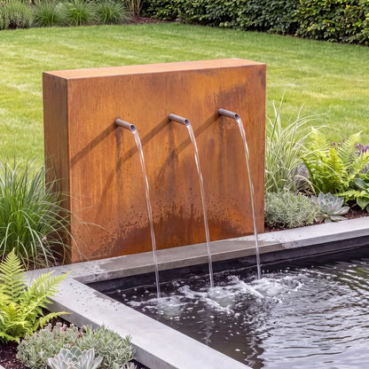 Teichwand mit Wasserausläufen aus Cortenstahl an einem Gartenteich in einem modernen deutschen Garten.