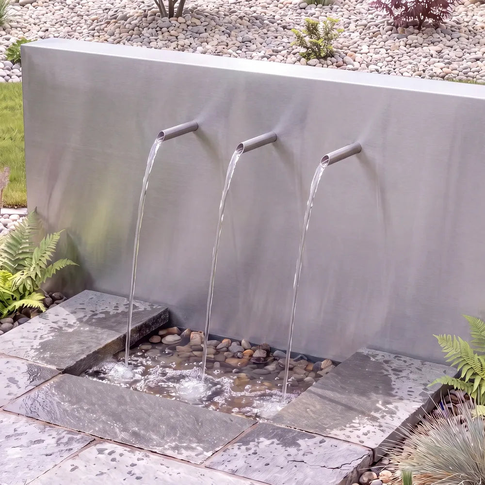 Edelstahl-Teichwand mit Rohr-Wasserausläufen aus Edelstahl als moderner Gartenbrunnen aus Metall.