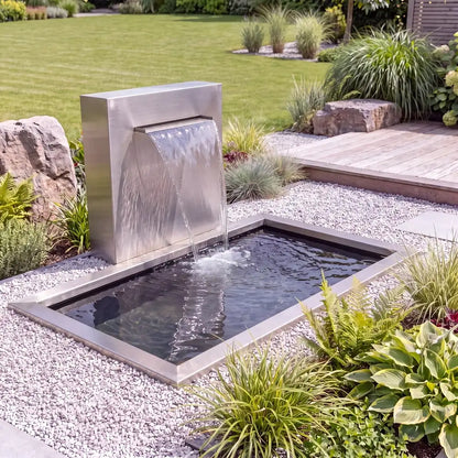 GFK-Teich mit Umrandung im Garten mit einer freistehenden Teichwand aus Edelstahl.