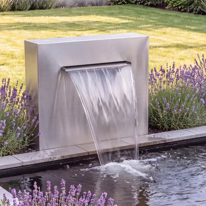 Teichwand aus Edelstahl mit Wasserfall an einem einem Teichbecken 