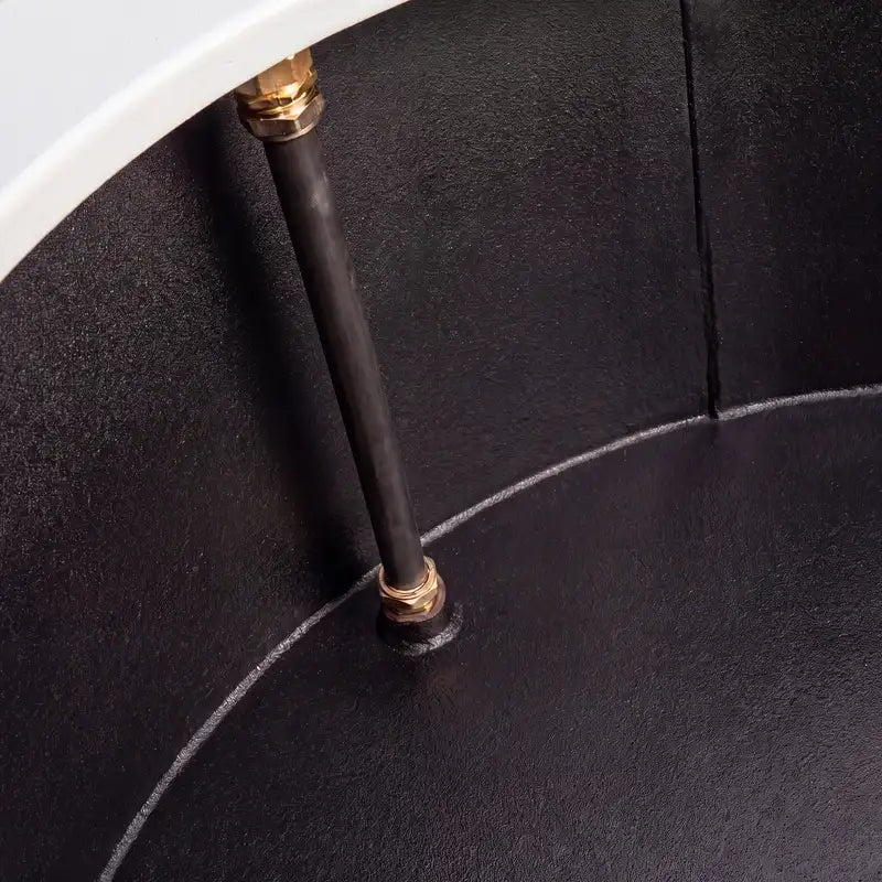 Detailbild eines innenliegenden Überlaufrohrs für ein Teich aus Aluminium.