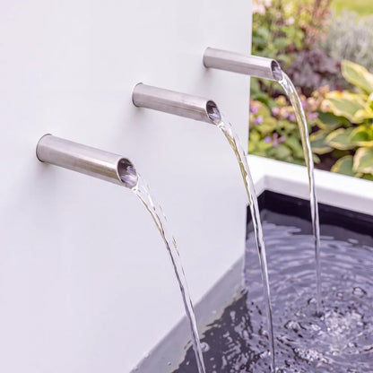 Edelstahl-Einlaufrohre an einer Wasserkaskade aus Aluminium mit mehrstufigen Teichbecken.